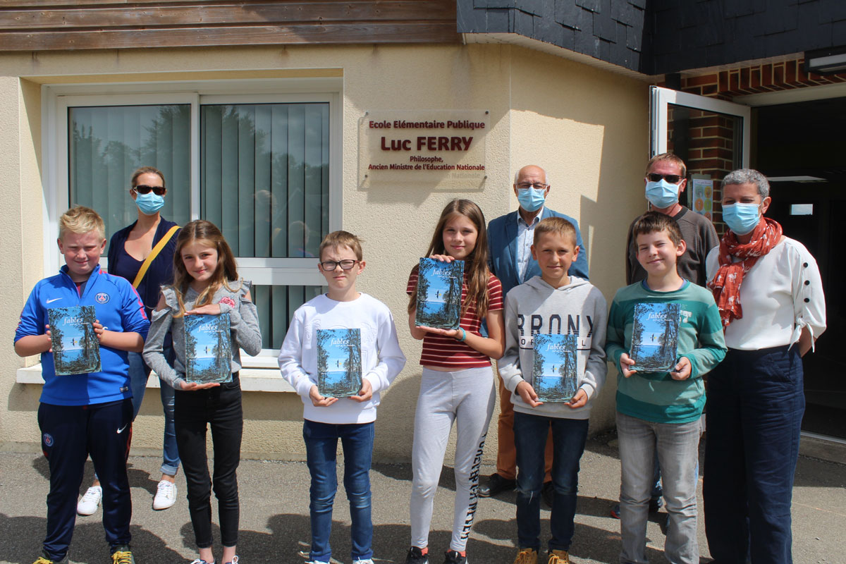 Remise-des-livres-aux-CM2---Ricarville.jpg