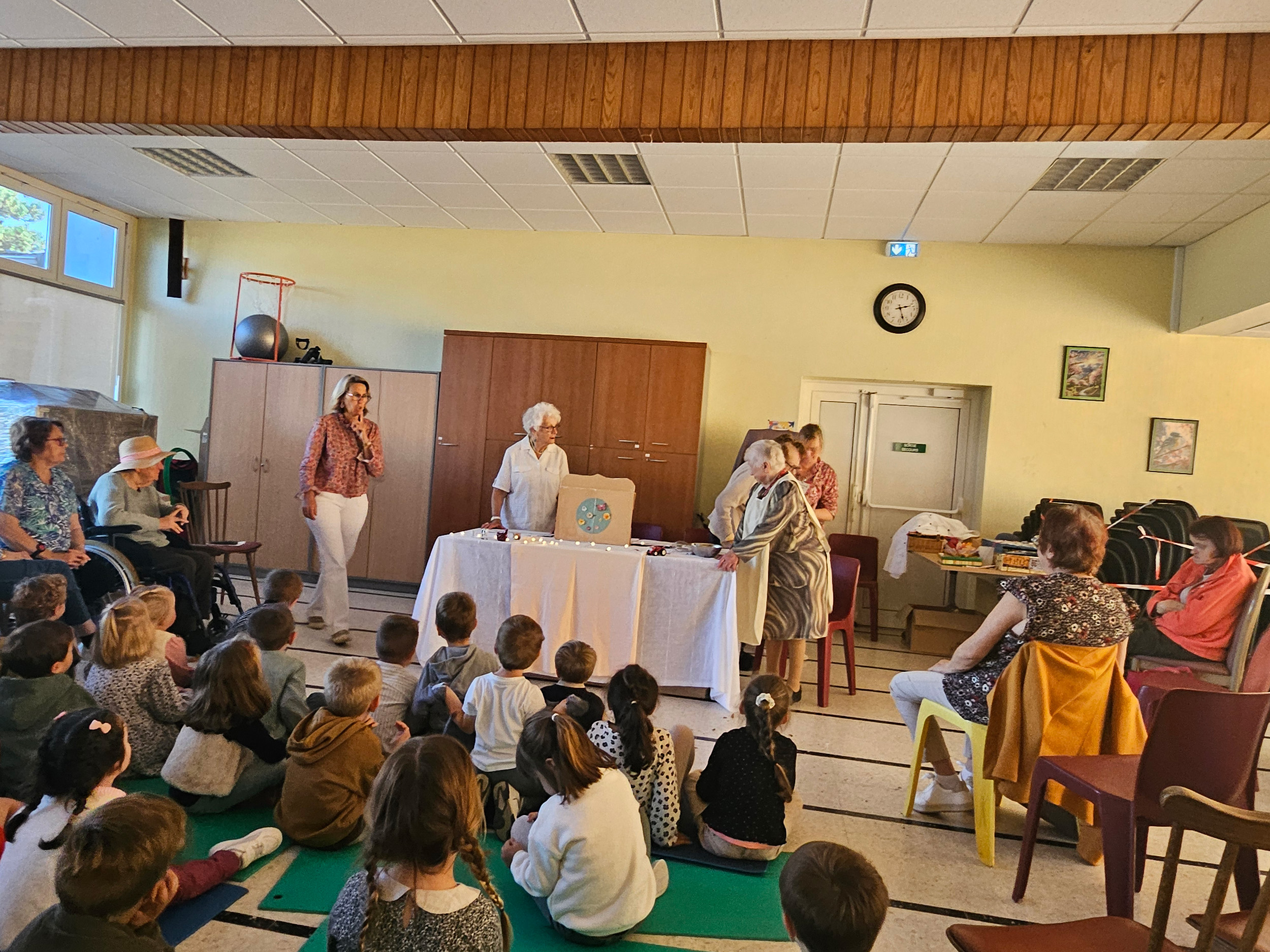 Théâtre kamishibaï.jpg Théâtre kamishibaï.jpg